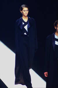 968110100_giorgio-armani-fw-1998(5).thumb.jpg.47a7317b3d7f91f24c87b9f2c0595c1f.jpg