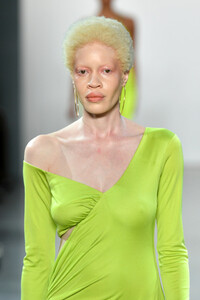 969340001_AlietteRunwaySeptember2019NewYorkFashionc6dn2pNl-Gtx.thumb.jpg.488923953f2e7cf8ee69a7e16ba88051.jpg