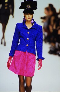 973523686_ysl-fw-1992(5).thumb.jpg.e9a61a54965d80ec1a01f4cc75086418.jpg