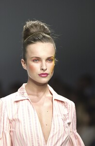 980011270_DaiRees2001WomenRTW53.thumb.jpg.e34adac2c29526bee3b2276bd8c5523d.jpg
