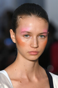 984177712_MakiOhRunwaySeptember2019NewYorkFashiono3DH8R94ACQx.thumb.jpg.7525ac724949b8893230ed8c53421b5e.jpg