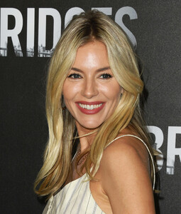 Sienna+Miller+Photocall+STX+Entertainment+QBidLOxs1Mlx.jpg