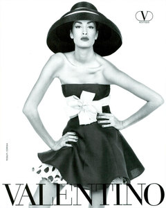 Meisel_Valentino_Spring_Summer_1991_05.thumb.png.727e9150b3e9bab7390ba36f956f047c.png