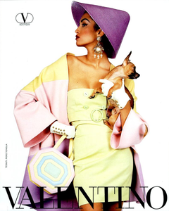 Meisel_Valentino_Spring_Summer_1991_06.thumb.png.5b6c0a5f563370f1cffa84ebe5d4273a.png