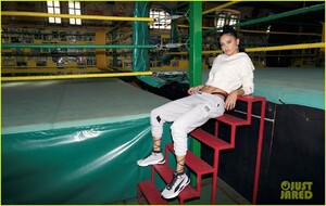 adriana-lima-puma-collab-campaign-10.thumb.jpg.5c1b2b40109cdbcec30e6839d6b07b74.jpg