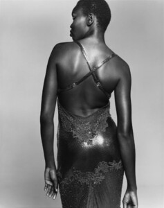 alek-wek_01_1.thumb.jpg.17b022b38a43ad95f71c31bae294b595.jpg