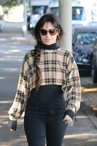 camila-cabello-facetimes-shawn-mendes-in-west-hollywood-11-06-2019-1.jpg