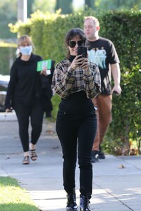 camila-cabello-facetimes-shawn-mendes-in-west-hollywood-11-06-2019-3.jpg