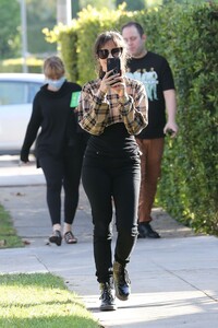 camila-cabello-facetimes-shawn-mendes-in-west-hollywood-11-06-2019-6.jpg