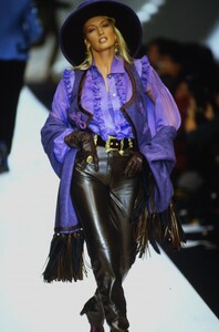 christian-dior-fw-1993.thumb.jpg.aabcc17e33a1a3c33f225841446eac52.jpg