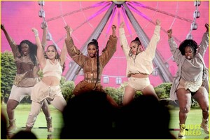 ciara-amas-2019-03.jpg