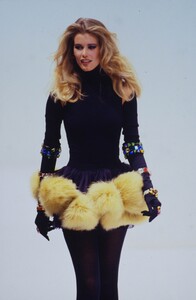 dolce-gabbana-fw-1991.thumb.jpg.5b8d75a3a93dc303ce2ceae1c57ca114.jpg