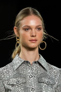 elie-tahari-clp-rs20-0046.thumb.jpg.e20b255bab33168a3a44a580d071f6ec.jpg