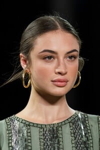 elie-tahari-clp-rs20-0118.thumb.jpg.03ce3af34825f6c687a736c7daefca54.jpg