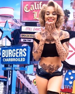 goldenbarbie_70946955_2450500868522137_6572400521293224245_n.jpg