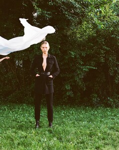 ignant-photography-whitney-hayes-editorial-19.thumb.jpg.81ecd59983d111615cacbe8cc5e424d6.jpg