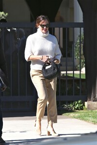 jennifer-garner-at-church-in-pacific-palisades-11-24-2019-0.thumb.jpg.0bc342298b95b546821d80dd55b6f6e8.jpg