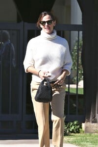 jennifer-garner-at-church-in-pacific-palisades-11-24-2019-1.thumb.jpg.672604525bff6f980861103ea1e6ce26.jpg