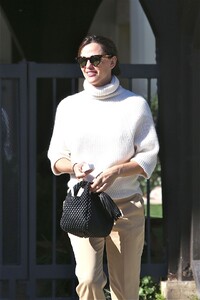 jennifer-garner-at-church-in-pacific-palisades-11-24-2019-2.thumb.jpg.a5d2c17a661e97352b620ef749cb975c.jpg