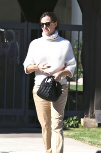 jennifer-garner-at-church-in-pacific-palisades-11-24-2019-3.jpg