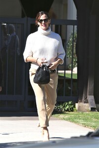 jennifer-garner-at-church-in-pacific-palisades-11-24-2019-5.jpg