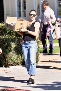 jennifer-garner-out-in-brentwood-10-31-2019-0.jpg