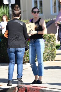 jennifer-garner-out-in-brentwood-10-31-2019-1.jpg