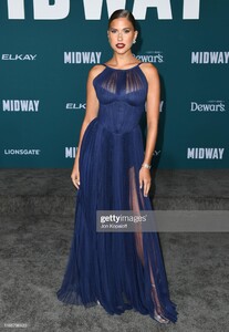 kara-del-toro-attends-the-premiere-of-lionsgates-midway-at-regency-picture-id1185796920.jpg