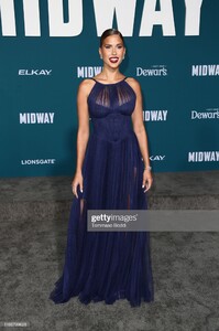 kara-del-toro-attends-the-premiere-of-lionsgates-midway-at-regency-picture-id1185799628.jpg