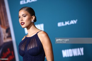 kara-del-toro-attends-the-premiere-of-lionsgates-midway-at-regency-picture-id1185799649.jpg