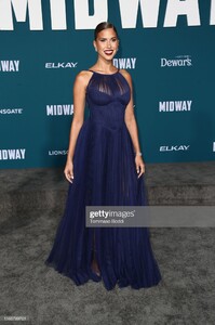 kara-del-toro-attends-the-premiere-of-lionsgates-midway-at-regency-picture-id1185799701.jpg