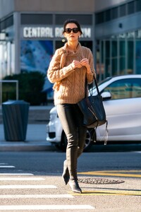 katie-holmes-out-in-new-york-10-24-2019-0.jpg