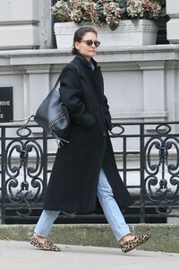 katie-holmes-out-in-nyc-11-10-2019-6.jpg