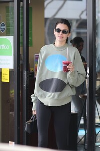 kendall-jenner-cute-street-style-11-14-2019-3.jpg