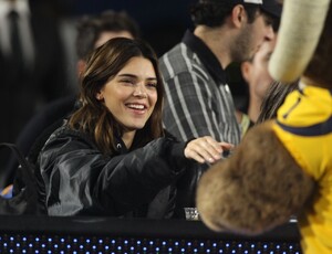 kendall-jenner-los-angeles-rams-vs.-baltimore-ravens-game-in-la-11-25-2019-3.jpg