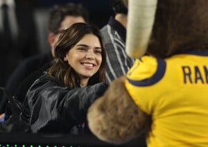 kendall-jenner-los-angeles-rams-vs.-baltimore-ravens-game-in-la-11-25-2019-4.jpg