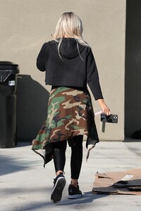 khloe-kardashian-street-style-11-26-2019-1.jpg