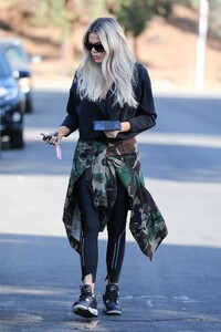 khloe-kardashian-street-style-11-26-2019-4.jpg