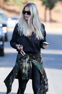 khloe-kardashian-street-style-11-26-2019-5.jpg