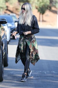 khloe-kardashian-street-style-11-26-2019-6.jpg