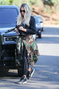 khloe-kardashian-street-style-11-26-2019-7.jpg