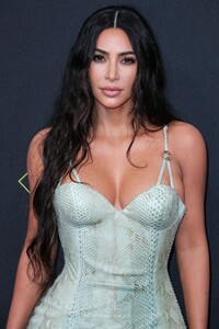 kim-kardashian-2019-people-s-choice-awards-10.jpg