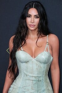 kim-kardashian-2019-people-s-choice-awards-14.jpg