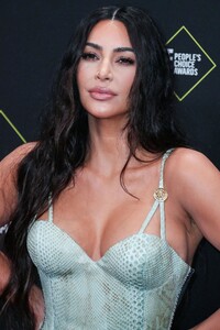 kim-kardashian-2019-people-s-choice-awards-17.jpg