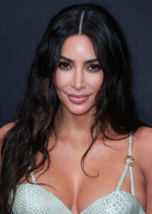 kim-kardashian-2019-people-s-choice-awards-18.jpg