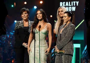 kim-kardashian-2019-people-s-choice-awards-2.jpg