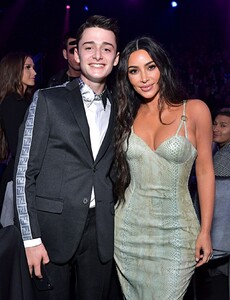 kim-kardashian-2019-people-s-choice-awards-3.jpg