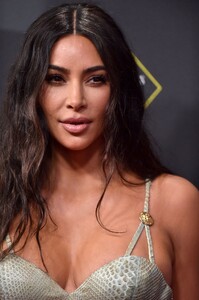 kim-kardashian-2019-people-s-choice-awards-5.jpg