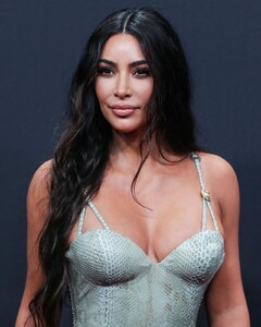 kim-kardashian-2019-people-s-choice-awards-8.jpg