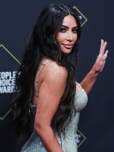 kim-kardashian-2019-people-s-choice-awards-9.jpg